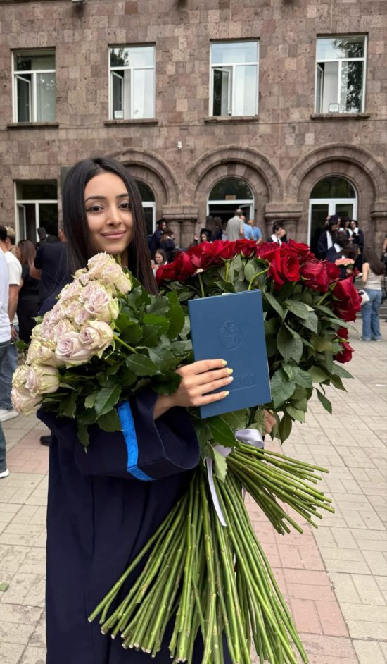 Une élève d'Azatamut diplômée de l'université